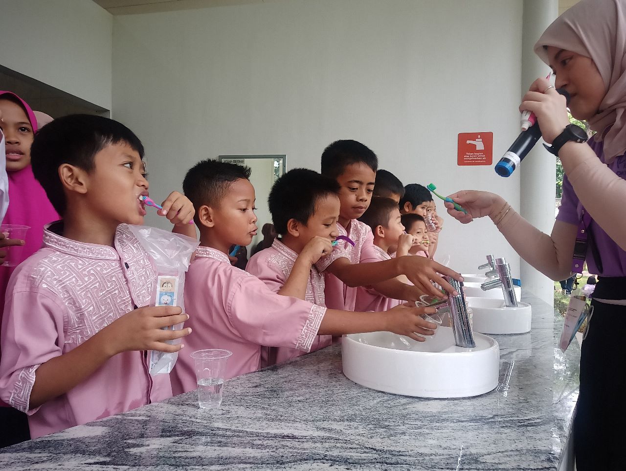 Teks foto Berita Sore/ist BSI Maslahat dan PT Bank Syariah Indonesia Tbk (BSI) melakukan kegiatan “Penyuluhan, Pemeriksaan, Sikat Gigi Bersama untuk Anak di DKI Jakarta” Hari Anak Nasional, Minggu (23/7).