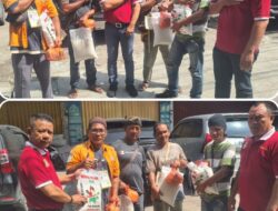 Jumat Barokah, Ketua Pewarta Berbagi Sembako ke Juru Parkir