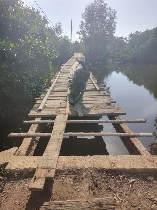 Teks foto: Inilah kondisi jembatan penghubung Kampung Lubuk Damar - Matang Sentang, Kec Seruway, Kab Aceh Tamiang yang butuh perbaikan. (Ist).