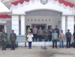 Camat Pulau Rakyat Bagikan Bendera Merah Putih Kepada Masyarakat