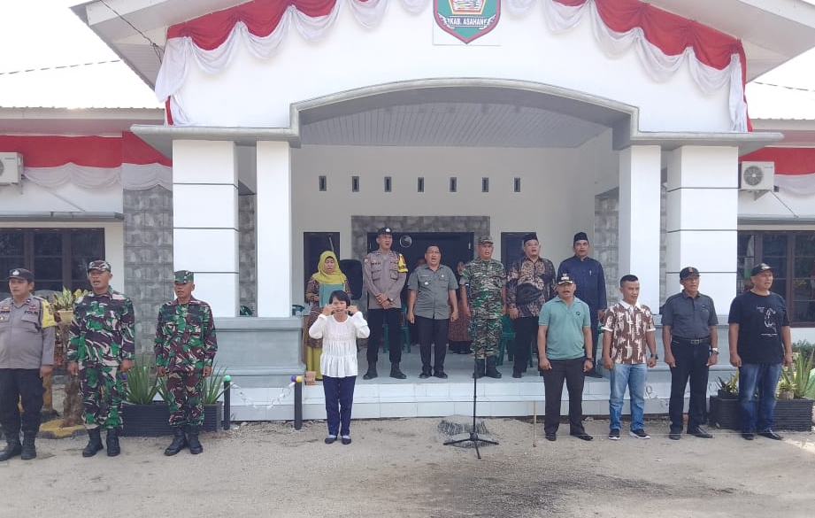 Camat Pulau Rakyat Bagikan Bendera Merah Putih Kepada Masyarakat