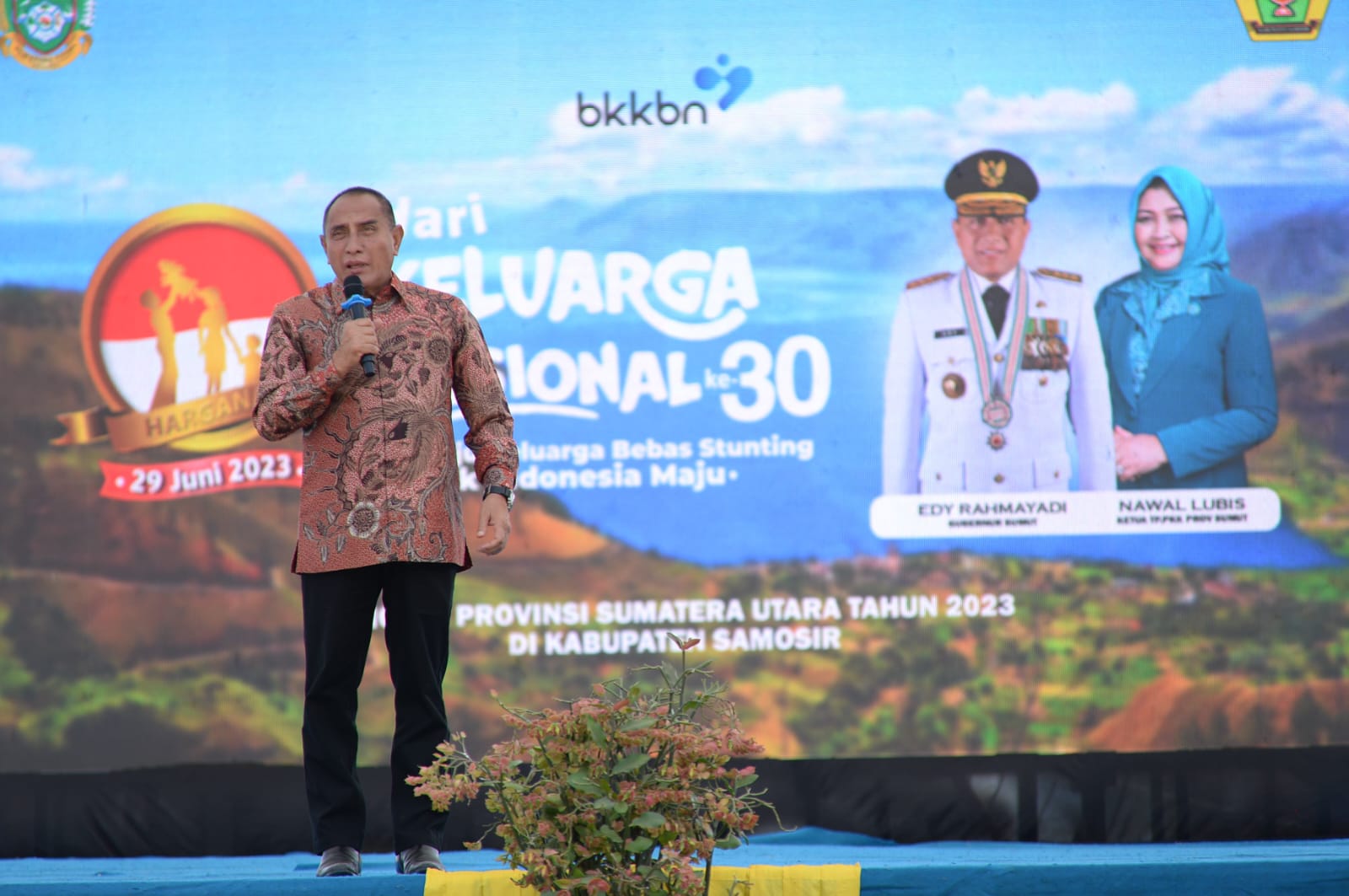 Teks fhoto: Gubernur Sumatera Utara (Sumut) Edy Rahmayadi didampingi Ketua TP PKK Provinsi Sumut Nawal Lubis hadiri puncak perayaan Hari Keluarga Nasional (Harganas) ke-30 Tingkat Provinsi Sumut di lapangan Desa Ulos Lumban Suhi-suhi Kecamatan Pangururan Kabupaten Samosir Sabtu (29/7-2023).beritasore/alirsyah.