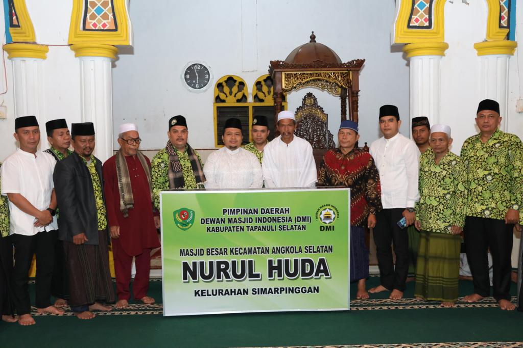 Berita Sore/Birong RT Teks poto: Bupati Tapsel Dolly saat melaksanakan gerakan shalat subuh berjamaah (GSSB) bersama Pengurus Dewan Masjid Indonesia (DMI) Tapsel di Masjid Nurul Huda, Kelurahan Simarpinggan, Kec. Angkola Selatan, Minggu (30/7).