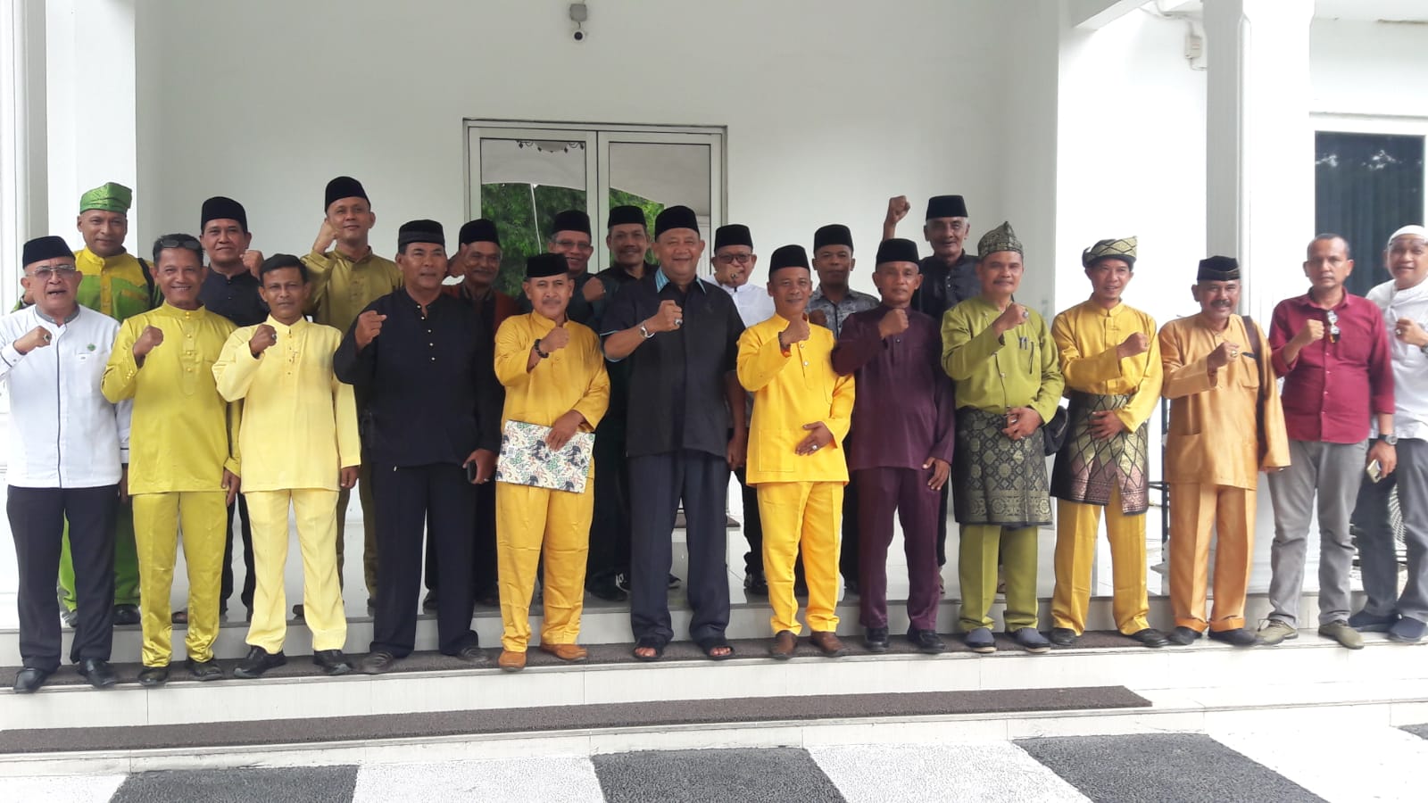 Teks Foto/Beritasore/ist  Plt Bupati Langkat H Syah Afandin foto bersama pengurus Mabmi , di Stabat, Kamis (27/7/23).