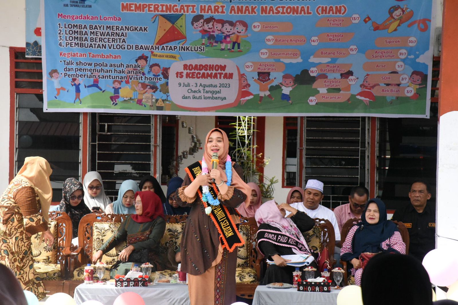 Berita Sore/Birong RT Teks poto: Bunda Paud Kabupaten Tapanuli Selatan, Ny Rosalina Dolly Pasaribu saat menghadiri acara Roadshow 15 kecamatan rangka Hari Anak Nasional di halaman Kantor Camat Sipirok, Minggu (30/7).