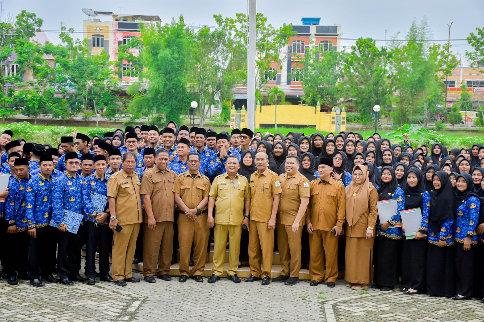 Teks Foto : Sekretaris Daerah, Drs. Asra. Beserta Asisten dan sejumlah Kepala SKPK berfoto bersama usai penyerahan SK pengangkatan PPPK Kabupaten Aceh Tamiang.