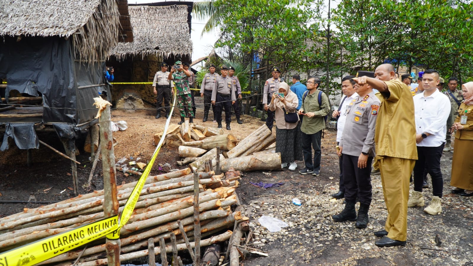 Teks Foto/Beritasore/ist   Plt Bupati Langkat H.Syah Afandin,SH bersama kapolda Sumut Irjen. Pol. Agung Setya Imam Effendi, S.H., S.I.K., M.Si. meninjau  lokasi pembakaran arang kayu Mangrove ilegal di Link.I Tangkahan Serai Kelurahan Pangkalan Batu, Kecamatan Brandan Barat, Senin(31/7). Teks Foto/Beritasore/ist   Plt Bupati Langkat H.Syah Afandin,SH bersama kapolda Sumut Irjen. Pol. Agung Setya Imam Effendi, S.H., S.I.K., M.Si. meninjau  lokasi pembakaran arang kayu Mangrove ilegal di Link.I Tangkahan Serai Kelurahan Pangkalan Batu, Kecamatan Brandan Barat, Senin(31/7). Teks Foto/Beritasore/ist   Plt Bupati Langkat H.Syah Afandin,SH bersama kapolda Sumut Irjen. Pol. Agung Setya Imam Effendi, S.H., S.I.K., M.Si. meninjau  lokasi pembakaran arang kayu Mangrove ilegal di Link.I Tangkahan Serai Kelurahan Pangkalan Batu, Kecamatan Brandan Barat, Senin(31/7).