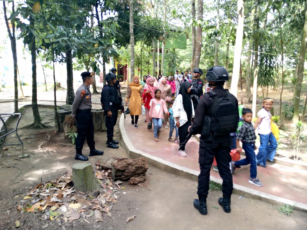 Teks foto : Personil Brimob Kompi 2 Batalyon B Pelopor Aramiyah saat melakukan pengamanan dan patroli kesejumlah objek wisata di Kota Langsa, sebagai bentuk pengabdian dan memberikan rasa nyaman terhadap masyarakat maupun wisatawan, Minggu (2/7).Ist