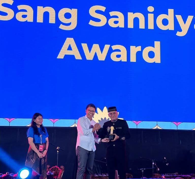 Teks foto : Plt. Sekdakot Langsa, Muhammad Darfian saat menerima penghargaan Sang Sanidya Award dari Pemerintah Kota Yogyakarta dalam kegiatan perlombaan Kotabaru Heritage Festival tahun 2023, Minggu (9/7) malam.