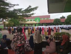 Orang Tua Murid Di Agara Dampingan Anak Masuk Sekolah