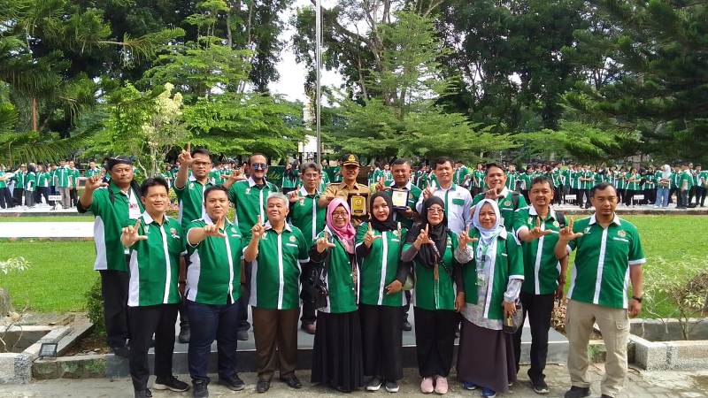 Teks Foto/Beritasore/ist   Plt Bupati Langkat diwakili Staf Ahli Bidang Pemerintahan, Hukum dan Politik Drs. H. Rudi Kinandung, M.AP menghadiri pelepasan Mahasiswa KKNT PPM USU, di halaman kantor Bupati Langkat, Selasa, (18/7).