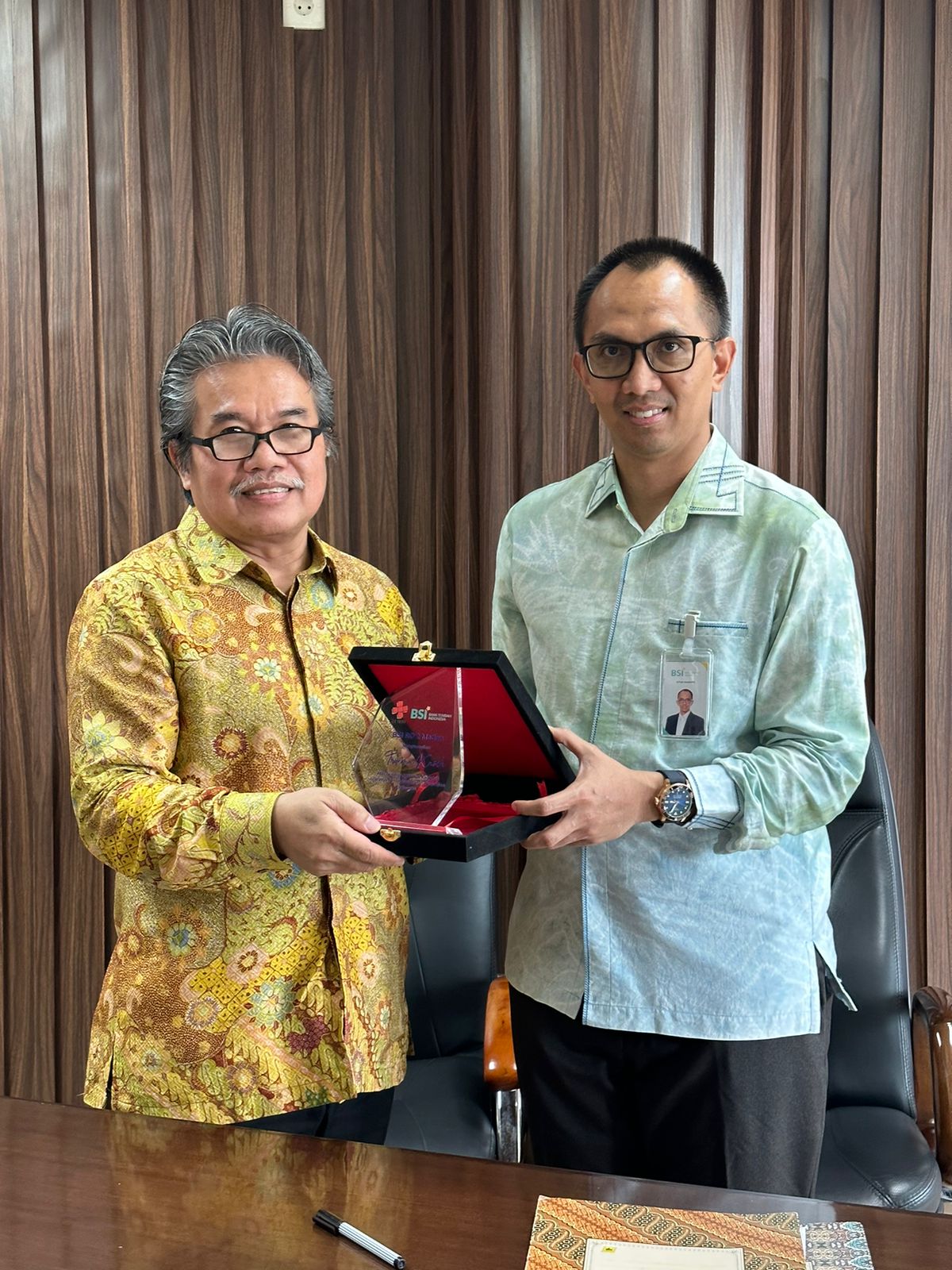 Berita Sore/ist Regional CEO BSI Region 2 Medan Affan Mawardi (kanan) menyerahkan plakat kepada Direktur Utama RS USU Dr.dr. Henry Salim Siregar, Sp.OG (K)-FER (kiri) di sela penandatanganan kerja sama untuk penyedia transaksi jasa pembayaran layanan fasilitas Unit Medical Check Up (MCU) di Rumah Sakit USU Medan Jumat (21/7).