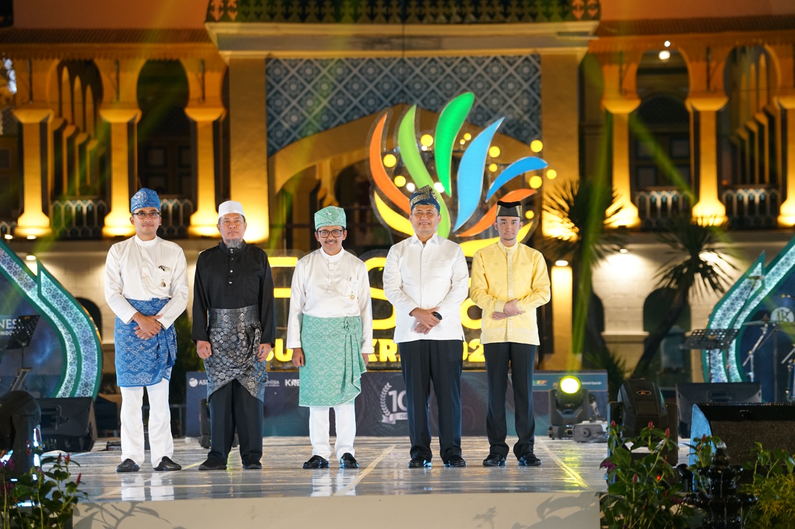 Berita Sore/ist Deputi Gubernur BI Juda Agung bersama Asisten Perekonomian dan Pembangunan Setda Sumut Agus Tripriyono, Sultan Deli ke 14 Tuanku Sultan Mahmud Aria Lamantjiji Perkasa Alam Shah pada penbukaan FESyar Sumatera di Istana Maimun Medan Jumat (22/7) malam.
