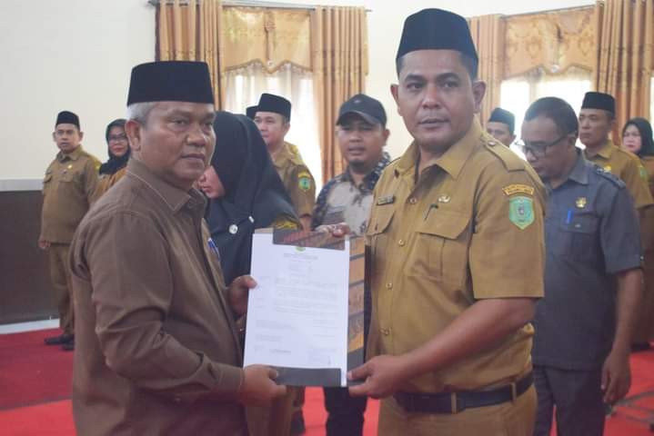 Keterangan Gambar: Plt Bupati Palas drg Ahmad Zarnawi Pasaribu CHt MM MSi MH melantik dr Affandi Siregar sebagai Direktur Umum RSUD Sibuhuan bersama 26 pejabat administrator dan pengawas di Aula Beringin Kantor Bupati Palas, Jumat (21/7). (Berita/Ist)