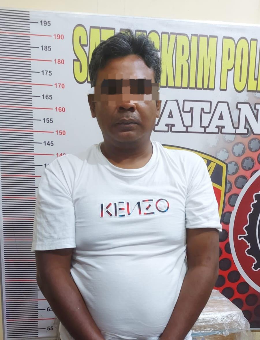 Teks fhoto: MIT terduga dari kasus pengembangan Bandar judi Togel ditangkap Kanit Reskrim Polres Batu Bara dipimpin Iptu Jimmy R Sitorus di rumahnya Jalan Starban Polonia, Kelurahan Medan Polonia Kota Meda sekira Pukul 23.00 Wib Sabtu (22/7/23).beritasore/alirsyah