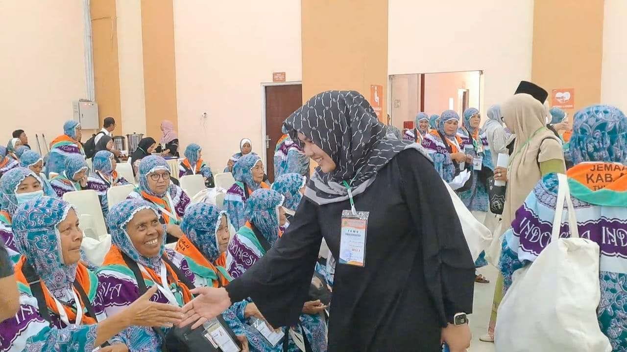 Teks foto Berita/Ist Wakil Bupati Maduna Atika Azmi Utammi Nasution menjemput jemaah haji di Bandara Kualanamu dan mengantarkan jemaah sampai ke kampung halaman di Madina.