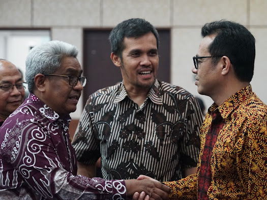Teks Foto: Penjabat Bupati Aceh Utara, Dr. Drs. Mahyuzar, M.Si berjabat tangan dengan Wamenkominfo, Nezar Patria usai mengikuti kegiatan bedah buku “Sejarah Mati di Kampung Kami” Karya Nezar Patria di Mes Aceh Badan Penghubung Pemerintah Aceh (BPPA) Jakarta, Jum’at (21/7).