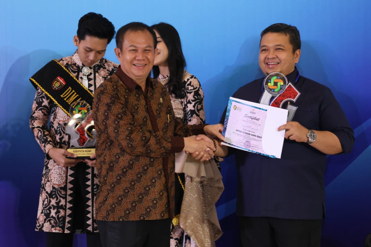 Teks poto: Bupati Tapsel Dolly Pasaribu saat memerima pengahargaan dari Dewan Pembina Asosiasi Pemerintah Kabupaten Seluruh Indonesia (Apkasi) Drs. Sokhiatulo Laoli, MM di acara penutupan Apkasi Otonomi Expo 2023 di Hall 3 dan 3 A, Indonesia Convention Exhibition (ICE), BSD, Tangerang, Sabtu (22/7).