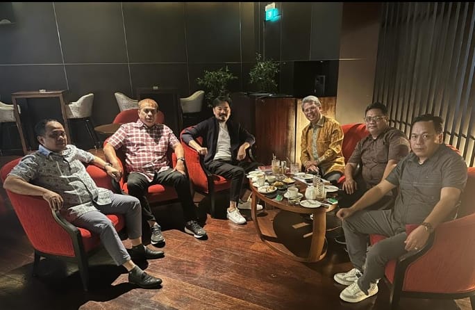 Teks foto: Bupati Madina HM Jafar Sukhairi Nasution, Ketua TP2D Todung Mulya Lubis, pemilik maskapai Wings Air Rusdi Kirana dan sejumlah pengusaha asal Madina di Hotel Grand Hyatt, Jakarta.