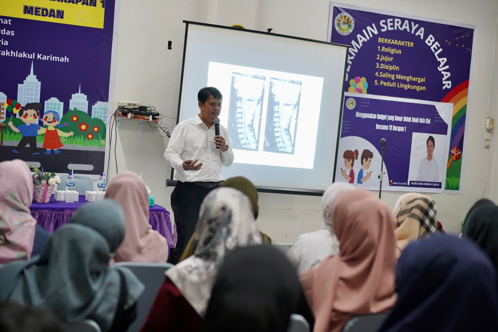 Berita/Andi Aria Tirtayasa: Inisiator Gerakan Gadget Sehat Indonesia Prof Ridha Dharmajaya saat memaparkan dampak penggunaan gadget berlebihan kepada wali murid TK Harapan Jl. Imam Bonjol Medan, Minggu (23/7).