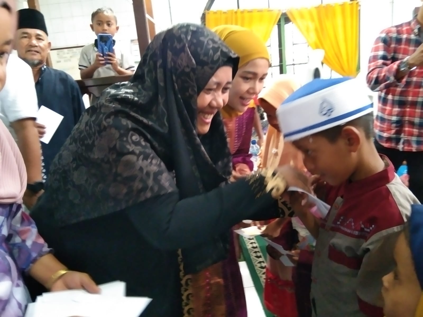 Teks /Beritasore/ist  Ketua TP PKK Kabupaten Langkat Ny Hj.Endang Kurniasih Syah Afandin menghadiri Tabligh Akbar Pengajian BKMT, bertempat di Masjid Masaiyah Desa Serapuh Asli Kecamatan Tanjung Pura, Rabu (19/7/2023). 