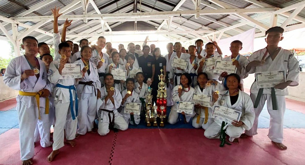 Kabupaten Toba juara umum Kejurda Karate Bupati Toba CUP II Full Body Contact yang diselenggarakan di Aula Balai Kantor Camat Siantar Narumonda, Kabupaten Toba, Sabtu (22/7). Foto:Ramsiana Gultom