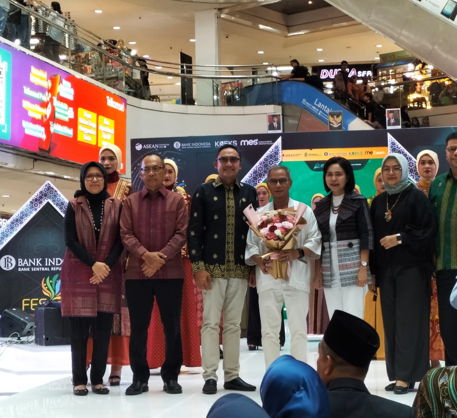 Berita Sore/laswie wakid, Kepala Perwakilan BI Sumut IGP Wira Kusuma (tiga kiri) bersama isteri dan Deputi Kepala Perwakilan BI Sumut Ibrahim (dua kiri) pada penutupan FESyar Sumatera 2023 di Plaza Medan Fair Minggu (23/7).