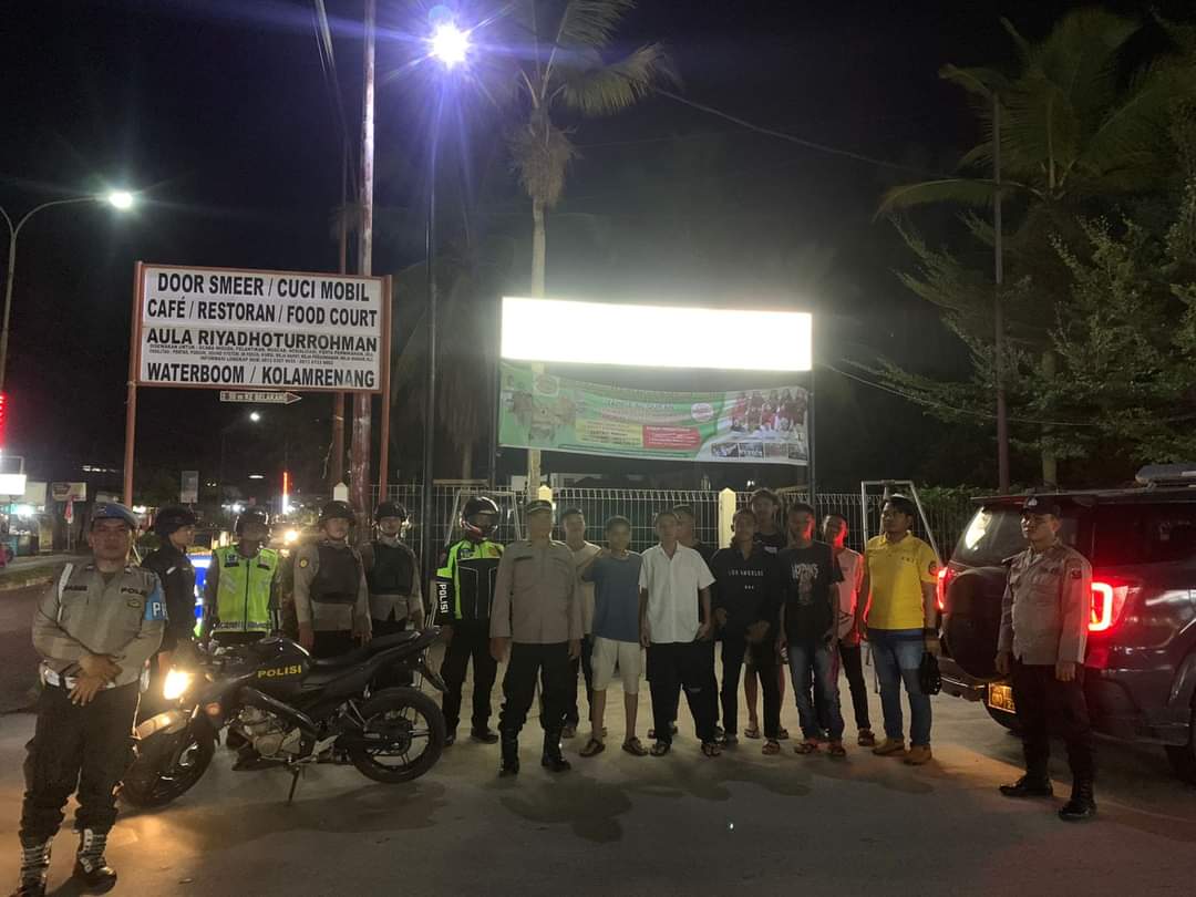 Teks foto: Patroli malam di Panyabungan mengitari seputaran kota seperti perkantoran, perumahan, bank dan tempat perbelanjaan.