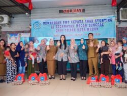 Kahiyang Ayu Beri Makanan Tambahan Pada Anak Stunting