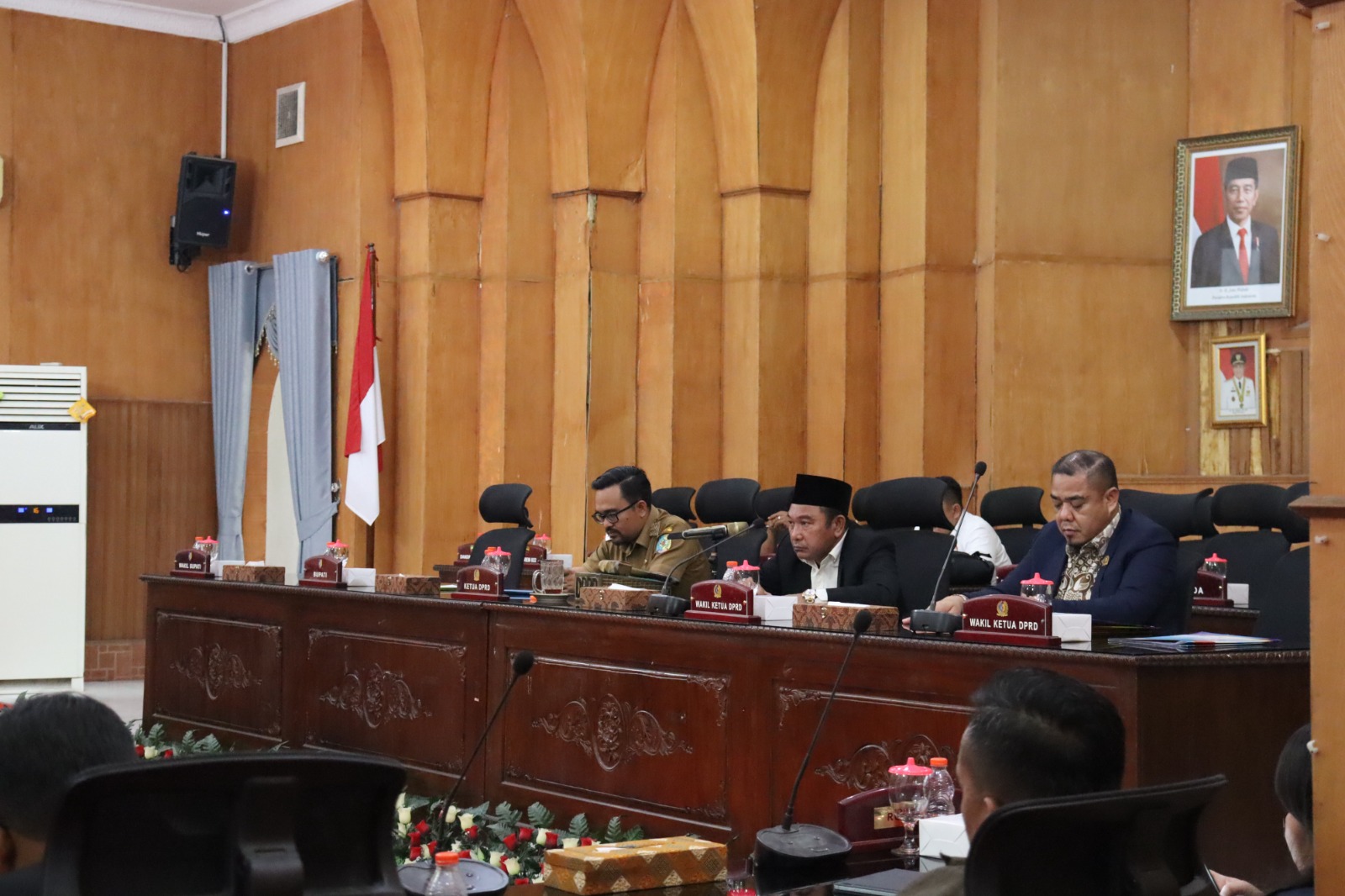 Teks fhoto: Paripurna DPRD Batu Bara,10 Fraksi Terima Ranperda di ruang Gedung Paripurna Jln.Perintis Kemerdekaan Kecamatan Limapuluh Kota Senin (24/7-2013).beritasore/alirsyah