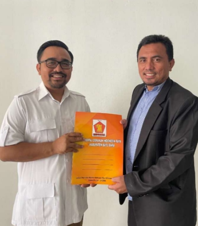 Teks fhoto: Ketua DPC Gerindra Kabupaten Batu Bara Oky Iqbal Frima SE dan Citra Muliadi Bangun tinggalkan PKS resmi Daftar Bacaleg dari Partai Gerindra Senin (24/07-2023).beritasore/alirsyah