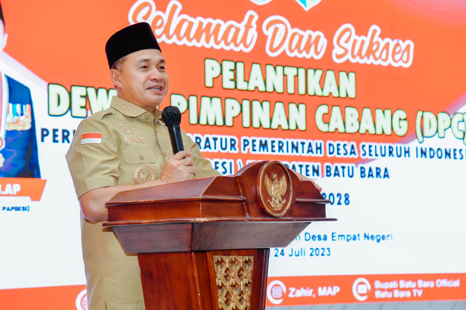 Teks fhoto: Bupati Batu Bara Ir.H Zahir M.AP dampingi Ketua DPD Papdesi Sumut Zainul Akhyar lantik DPC Papdesi Batu Bara dan serahkan satu unit mobil operasional kepada Ketua DPC Papdesi di Pendopo Perjuangan, Desa Empat Negeri, Kecamatan Datuk Lima Puluh Senin (24/7-2013).beritasore/alirsyah
