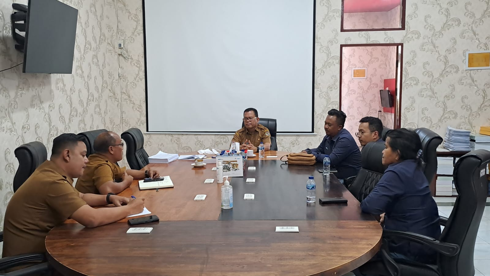 Keterangan foto: Bupati Toba kunjungan silaturahmi Manager PLN di ruang kerjanya, Selasa (25/7). (Ist).