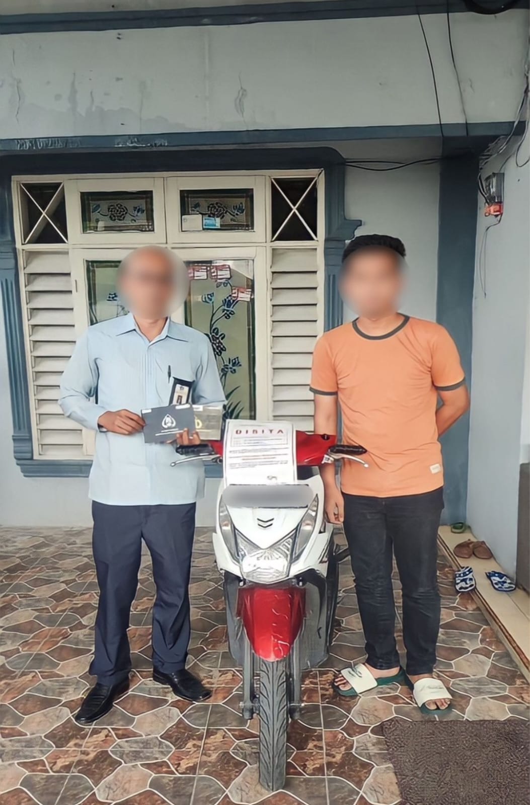 Berita Sore/ist JSPN KPP Pratama Binjai dan penunggak pajak berfoto bersama dengan objek sita Kamis (13/7).