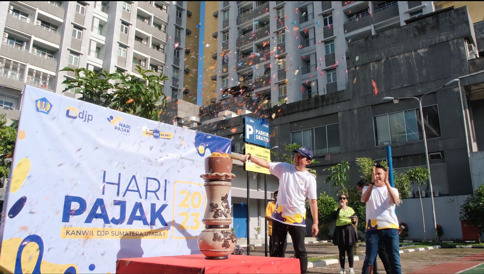 Berita Sore/ist Kakanwil DJP Sumut I Eddi Wahyudi menyalakan api obor pada peringatan Hari Pajak di Lapangan Parkir Kanwil DJP Sumut I Jalan Sukamulia Medan Jumat (21/7).