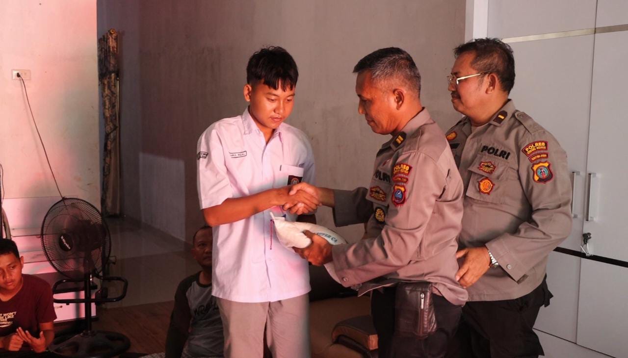 Teks foto:Fahrul Reza Korban tindak pidana Curas Begal menerima bantuan dari Polres Serdang Bedagai di serahkan Kasi Humas Polres Serdang Bedagai IPTU Djunaidi Arman, Selasa, 25-07-2023.(beritasore-Azwen)