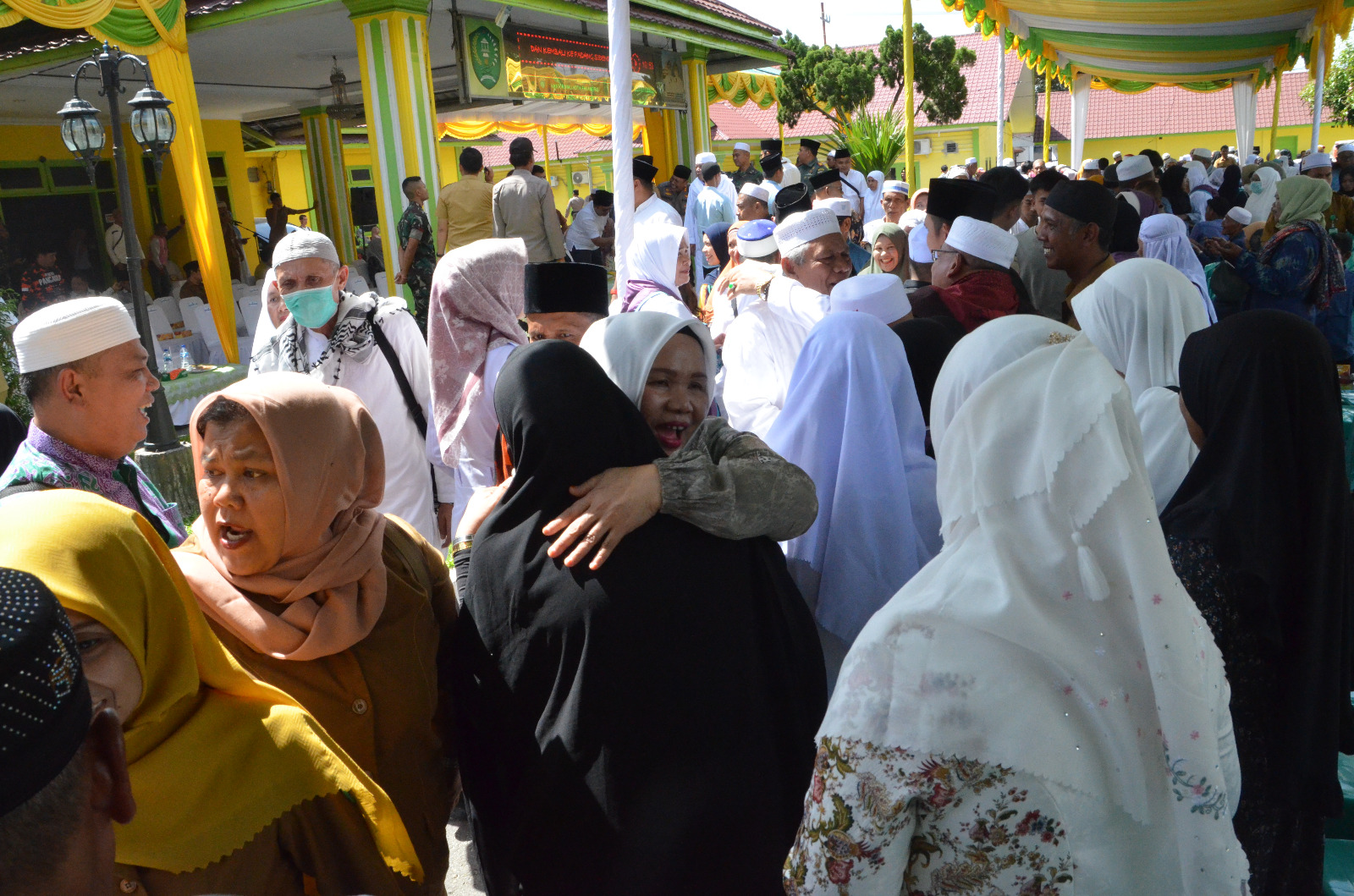 Berita Sore/Birong RT: Suasana haru terlihat saat saudara meyambut kepulangan haji asal Kota P.Sidimpuan tiba di kampung Halaman, Selasa (25/7).