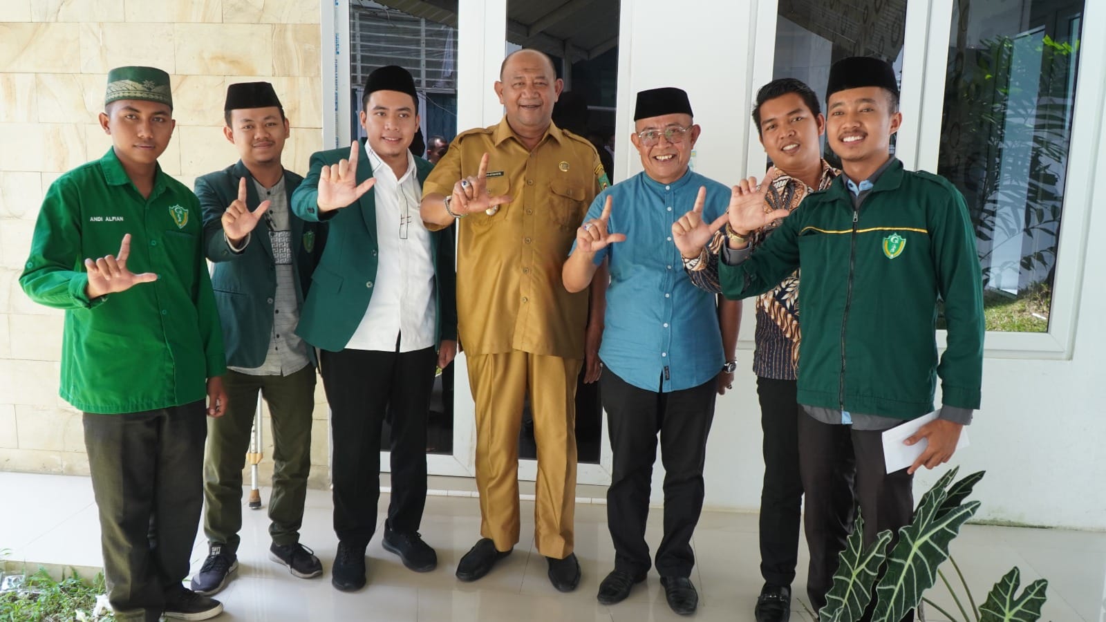 Teks Foto/Beritasore/ist   Plt Bupati Langkat H. Syah Afandin, SH foto bersama usai menerima audiensi PW Ikatan Pelajar Al-Wasliyah Sumut, di Rumah Dinas Bupati Langkat, Senin (24/7/2023)