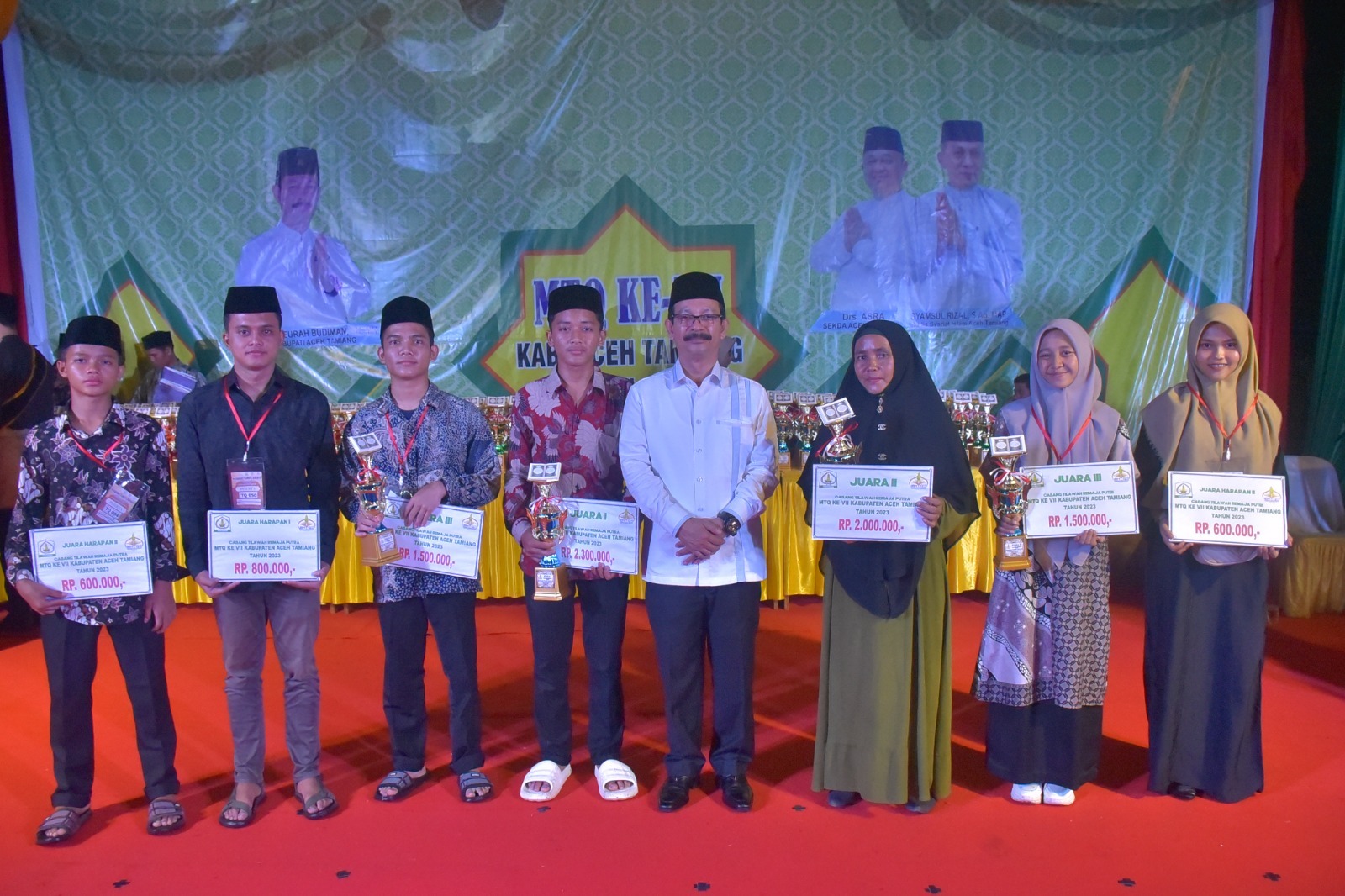 Teks Foto : Pj. Bupati, Dr. Drs. Meurah Budiman, SH, MH, bersama Kafilah usai membagikan trofi.