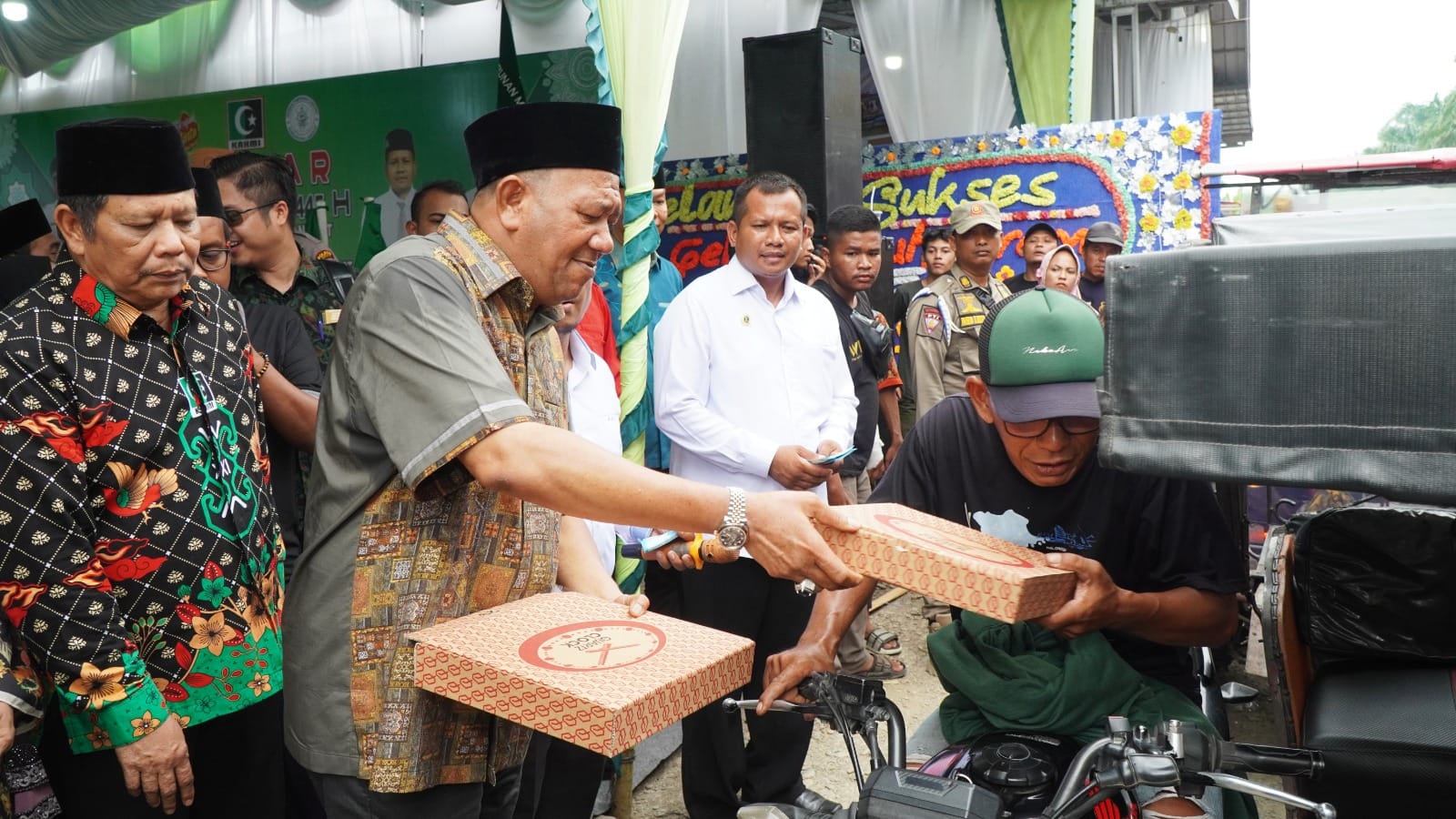 Teks Foto/Beritasore/ist  Plt Bupati Langkat H.Syah Afandin SH menghadiri Gebyar Muharram 1445  di Rest Area Keripik Cinta Mas Hendro Jl.Medan Banda Aceh Desa Air Hitam Kecamatan Gebang, Minggu (23/7/2023). 