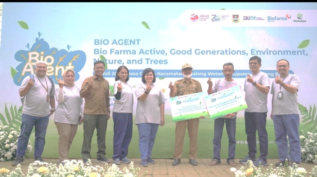 Berita Sore/ist Direktur Human Capital Bio Farma, Endang Suraningsih menyerahkan bantuan secara Simbolis Perlengkapan Bersih Hutan untuk Pengelola Wisata kepada Ketua Lembaga Masyarakat Desa Hutan (LMDH) Padamaju Wilayah Cipada, Deni Sopari Rabu (26/7).
