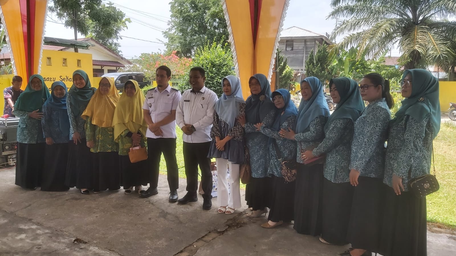 Teks Foto/Beritasore/Boy Aprizal  Camat Babalan Restra Yudha S.IP dan mantan Camat Babalan Fajar Aprianta Sitepu saat menerima ucapan selamat di Halaman Kantor Camat Babalan, Rabu(26/7).