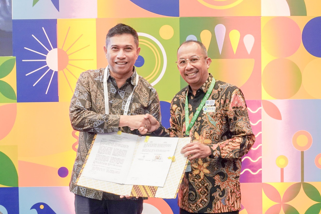 Berita Sore/ist Dirut PT Telkom Data Ekosistem (NeutraDC) Andreuw Th.A.F (kiri), bersama Dirut PT Medco Power Indonesia Eka Satria usai penandatanganan nota kesepahaman terkait penyedia energi berkonsep green energy power di Tangerang, beberapa waktu lalu.