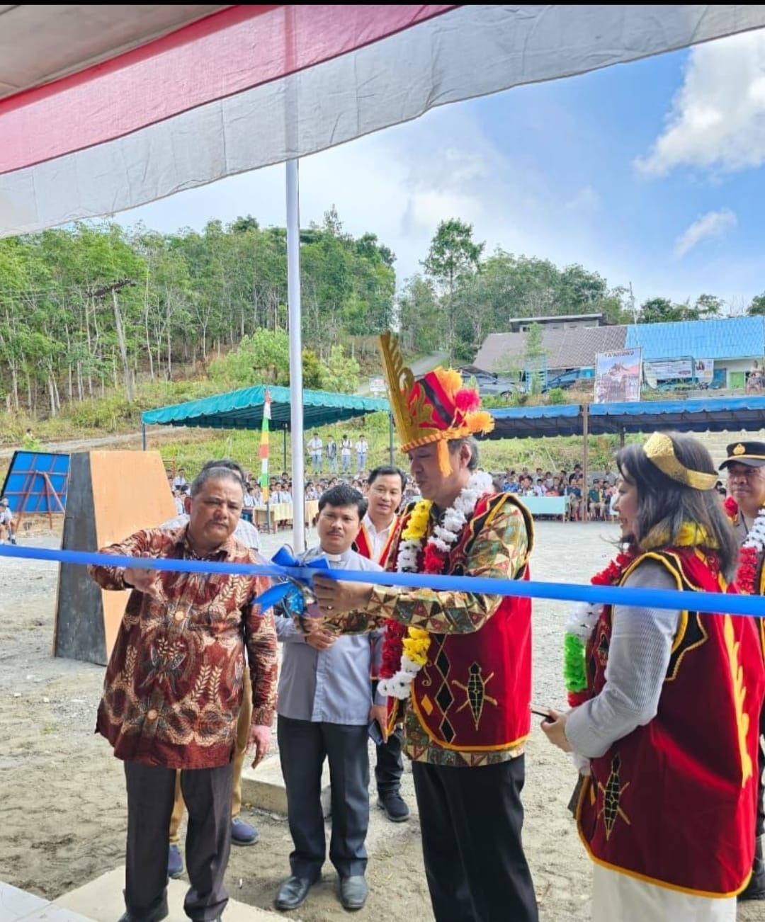 Berita Sore/ist Konjen Jepang di Medan Takonai Susumu (tengah) meresmikan gedung sekolah SMP Swasta Afore Susua di Desa Fondrakoraya, Kecamatan Ulususua, Kabupaten Nias Selatan (Nisel) Rabu (26/7).