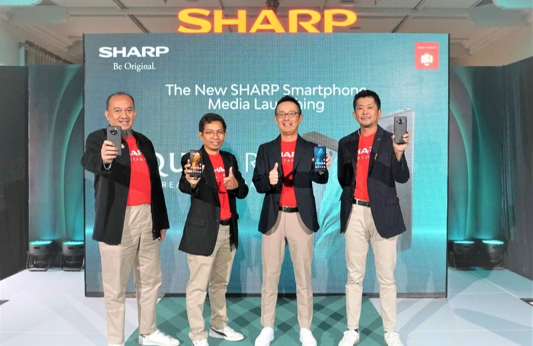 Berita Sore/ist Dari kanan ke kiri: Shinji Teraoka, Presiden Direktur PT Sharp Electronics Indonesia, Shigeru Kobayashi President of Mobile Communication Business Unit, Sharp Corporation, Ardy, Head of AUVI Product Strategy PT Sharp Electronics Indonesia danAndry Adi Utomo, National Sales Senior GM, PT Sharp Electronics Indonesia menunjukkan smartphone R7s saat peluncuran di Jakarta Rabu (26/7).