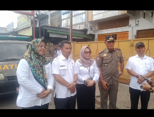 Teks.Tim Penertipan Kab.Deli Serdang saat memberikan tangapan di sela sela penertipan