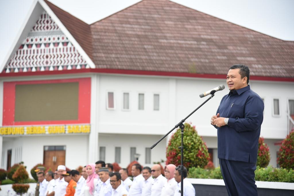 Berita Sore/Birong RT Teks poto: Bupati Tapsel Dolly Pasaribu saat memimpin Apel Gabung di Lapangan Perkantoran Tapsel di Sipirok, Rabu (25/7).