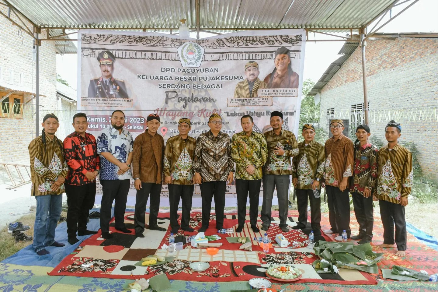 Teks foto:Wakil Bupati Serdang Bedagai Adlin Yusri Tambunan, di dampingin H Ir Soekirman (Mantan Bupati Sergai)Anggota DPRD Provau, Dimas Tri Aji,Ketua Pujakesuma Sergai, Heri Iskandar dan anggota, foto bersama pada acara Hari Asyura atau 10 Muharam di Dusun II Desa Karang Anyar, Kecamatan Pegajahan, Kabupaten Serdang Bedagai,Kamis,27-07-2023.(Beritasore-Azwen)