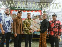 Teks foto:Wakil Bupati Sergai, Adlin Yusri Tambunan, menerima plakat logo wayang Kulit, dari Ketua Pujakesuma  Sergai, di Desa Karang Anyer, Pegajahan, Kamis, 27-07-2023.(Beritasore-Azwen)