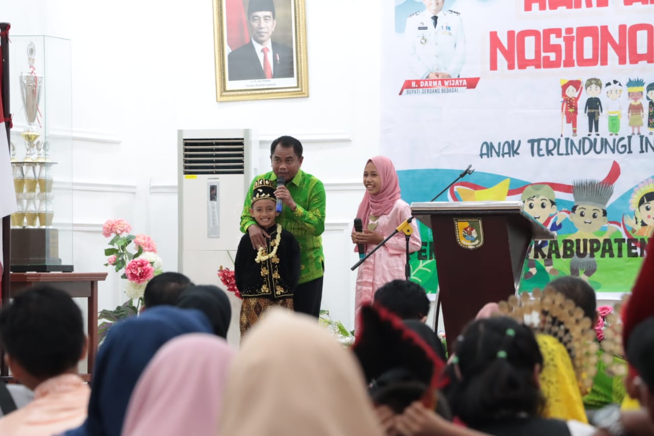 Teks foto:Bupati Serdang Bedagai, H Darma Wijaya, ketika.memeluk dan membeeikan pertanyaan kepada anak putra dan putri pada Peringatan Hari Anak Nasional (HAN) tahun 2023 di Aula Sultan Serdang KompleksKantor Bupati di Firdaus, Sei Rampah, Jumat,28-07-2023.(Beritasore-Azwen)